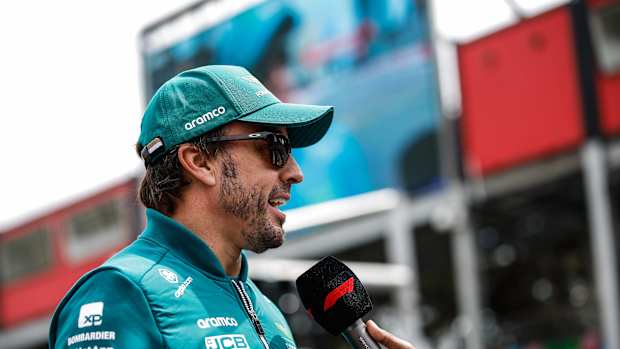 Fernando Alonso con gorra y lentes